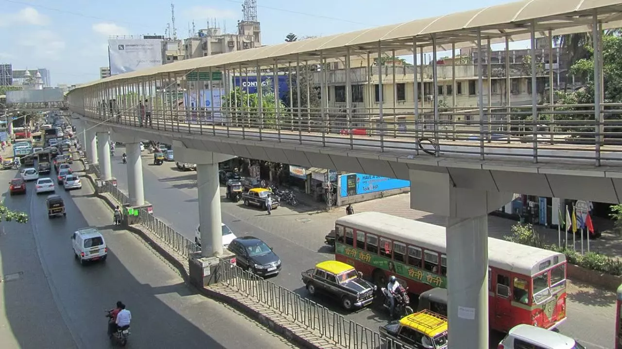Mumbai: बांद्रा स्काईवॉक निर्माण के अंतिम चरण में Mumbai: बांद्रा स्काईवॉक निर्माण के अंतिम चरण में