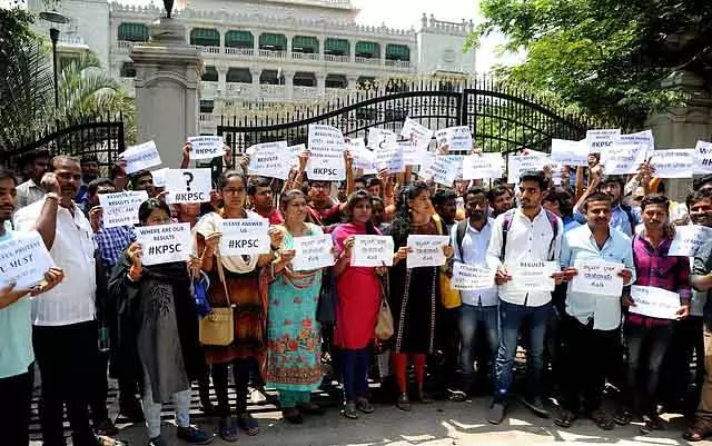 कर्नाटक में 2.5 लाख पद खाली: वित्तीय दबाव, कानूनी अड़चनें युवाओं में बढ़ता गुस्सा कर्नाटक में 2.5 लाख पद खाली: वित्तीय दबाव, कानूनी अड़चनें युवाओं में बढ़ता गुस्सा