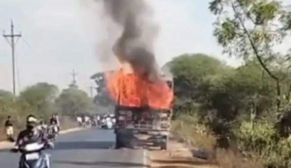 अचानक सड़क पर जब धू-धूकर जलने लगा ट्रक... अचानक सड़क पर जब धू-धूकर जलने लगा ट्रक...