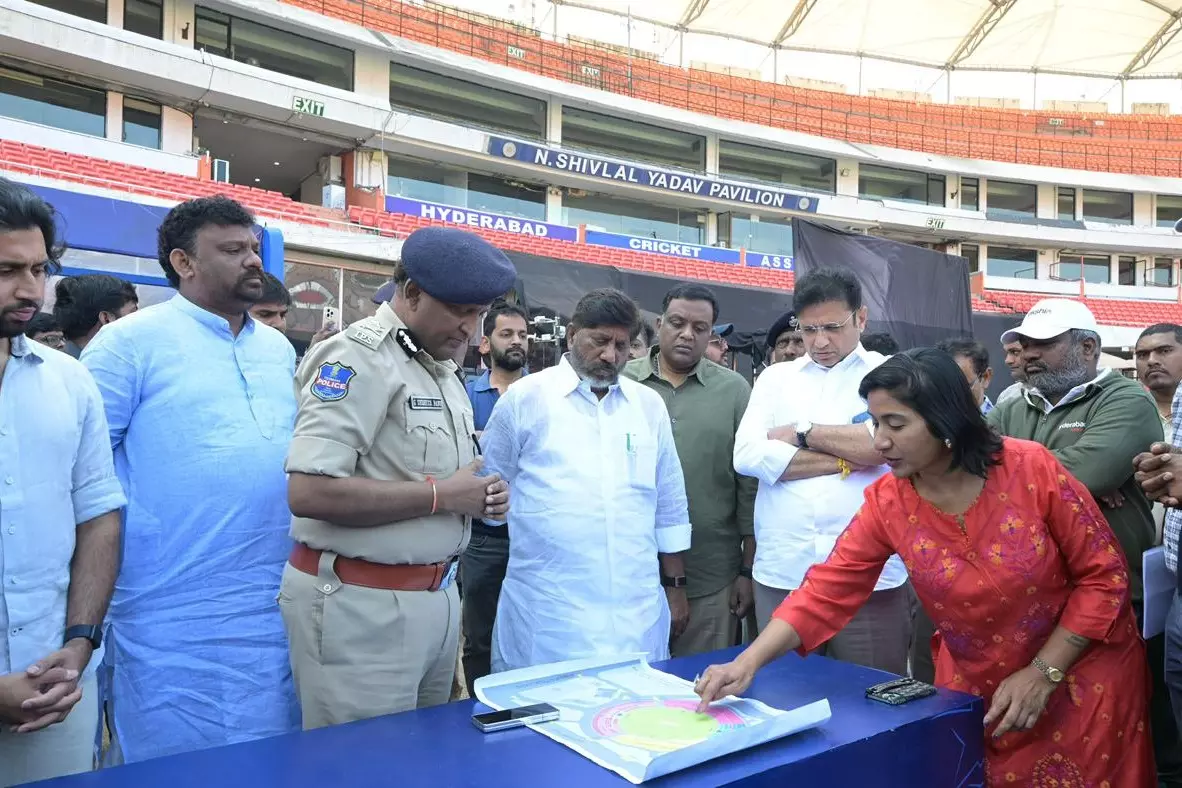 Telangana के डिप्टी सीएम ने मेस्सी के एग्जीबिशन मैच के लिए इंतज़ामों का जायज़ा लिया Telangana के डिप्टी सीएम ने मेस्सी के एग्जीबिशन मैच के लिए इंतज़ामों का जायज़ा लिया