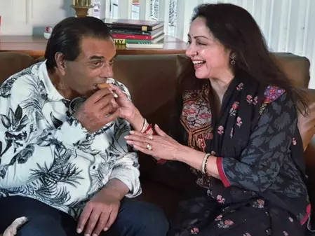 आज भी जिंदगी के बिखरे टुकड़ों को समेट रही हूं, धर्मेंद्र को याद कर इमोशनल हुईं हेमा मालिनी आज भी जिंदगी के बिखरे टुकड़ों को समेट रही हूं, धर्मेंद्र को याद कर इमोशनल हुईं हेमा मालिनी