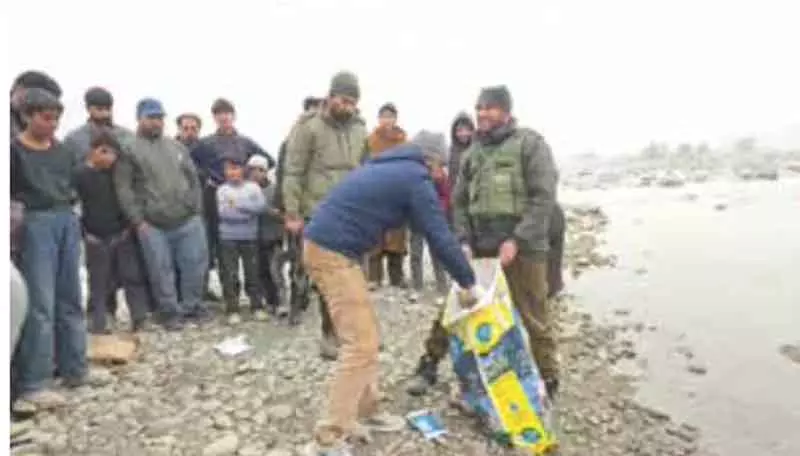 Kangan में फेंकी गई जानवरों की खोपड़ियां, चिंता बढ़ी Kangan में फेंकी गई जानवरों की खोपड़ियां, चिंता बढ़ी
