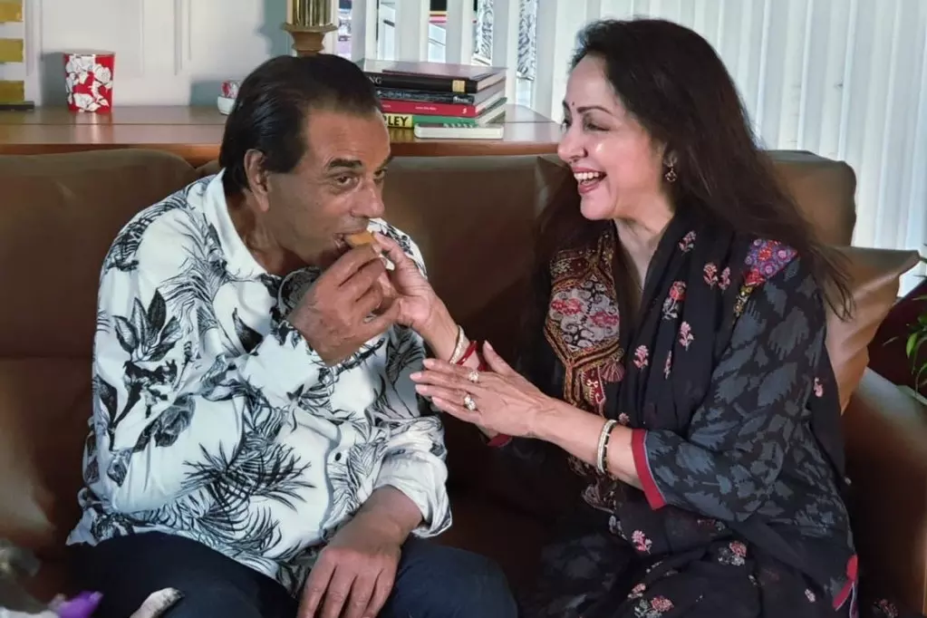 Hema Malini ने धर्मेंद्र की 90वीं जयंती पर कहा: आपको गए दो हफ़्ते हो गए Hema Malini ने धर्मेंद्र की 90वीं जयंती पर कहा: आपको गए दो हफ़्ते हो गए
