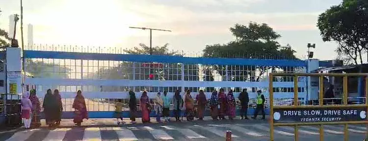 Jharsuguda: ग्रामीण प्रदूषण और नौकरी की चिंताओं को लेकर वेदांता एल्युमिनियम प्लांट के गेट पर जमा हुए Jharsuguda: ग्रामीण प्रदूषण और नौकरी की चिंताओं को लेकर वेदांता एल्युमिनियम प्लांट के गेट पर जमा हुए