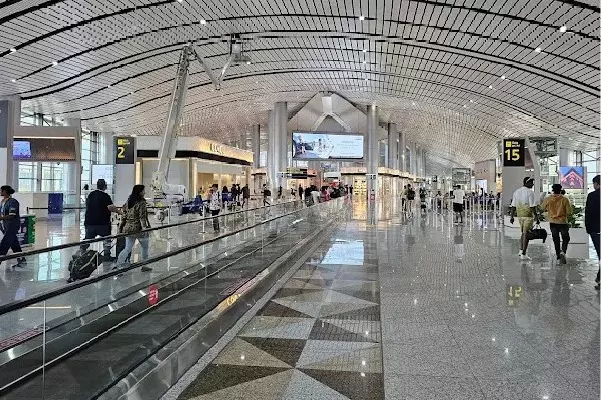 बम की धमकियों के बाद हैदराबाद एयरपोर्ट पर तीन फ्लाइट्स सुरक्षित रूप से उतरीं बम की धमकियों के बाद हैदराबाद एयरपोर्ट पर तीन फ्लाइट्स सुरक्षित रूप से उतरीं