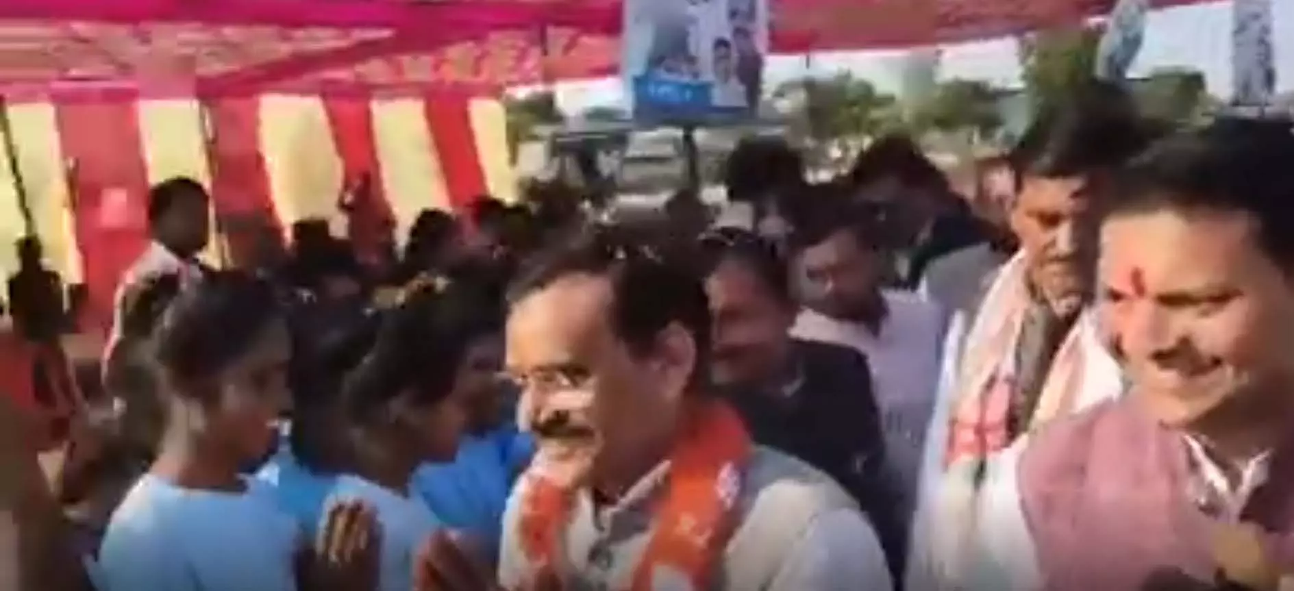 जब छात्रा सांसद जी पर भड़क गई, कह दी बड़ी बात जब छात्रा सांसद जी पर भड़क गई, कह दी बड़ी बात