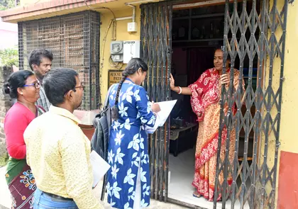 पश्चिम बंगाल में महिला BLO पर अपने रिश्तेदार BLO की प्रॉक्सी देने का आरोप पश्चिम बंगाल में महिला BLO पर अपने रिश्तेदार BLO की प्रॉक्सी देने का आरोप