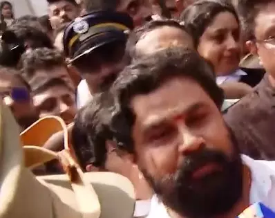 अभिनेता दिलीप की बरी होने के बाद घर पर धूमधाम से स्वागत अभिनेता दिलीप की बरी होने के बाद घर पर धूमधाम से स्वागत
