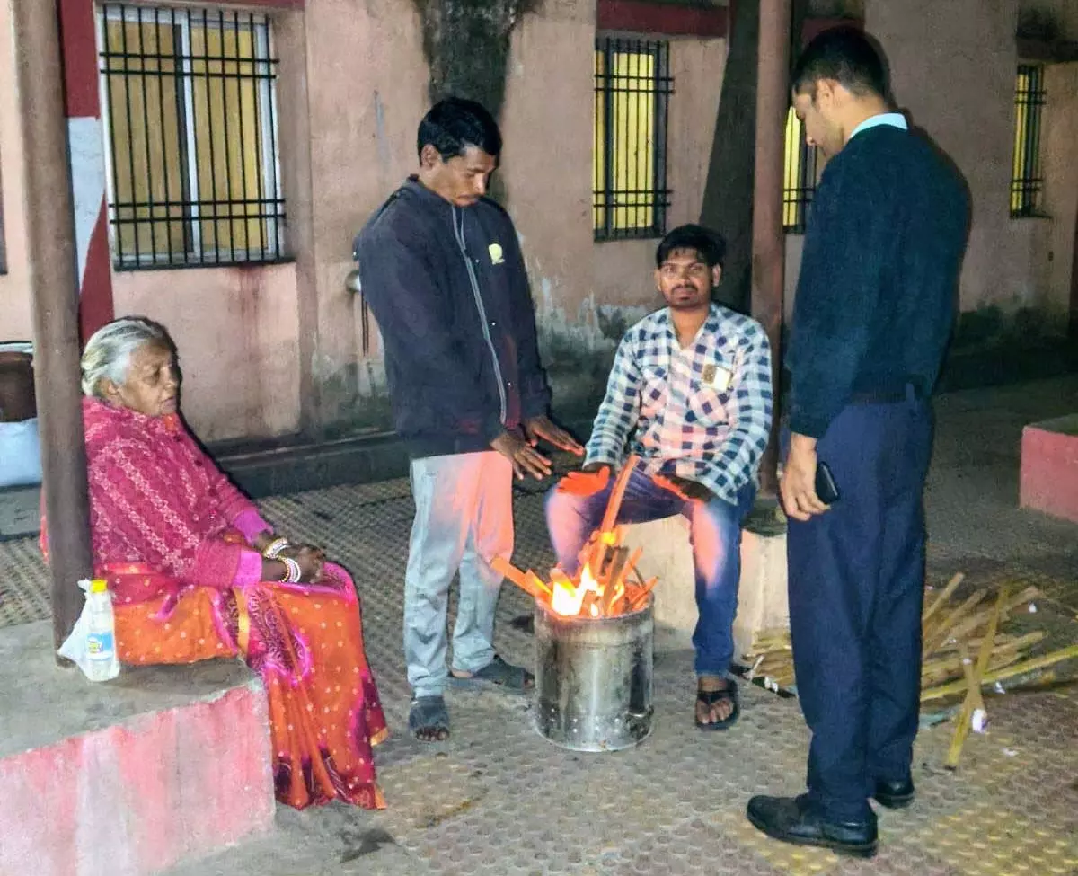 शीतलहर के बीच नगर निगम ने लोगों को दी अलाव जलाने की व्यवस्था शीतलहर के बीच नगर निगम ने लोगों को दी अलाव जलाने की व्यवस्था
