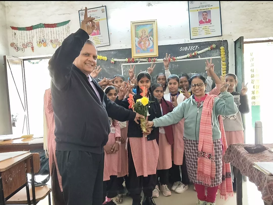 Bareilly: स्पेल बी प्रतियोगिता विजेता अर्शी का विद्यालय में भव्य स्वागत Bareilly: स्पेल बी प्रतियोगिता विजेता अर्शी का विद्यालय में भव्य स्वागत