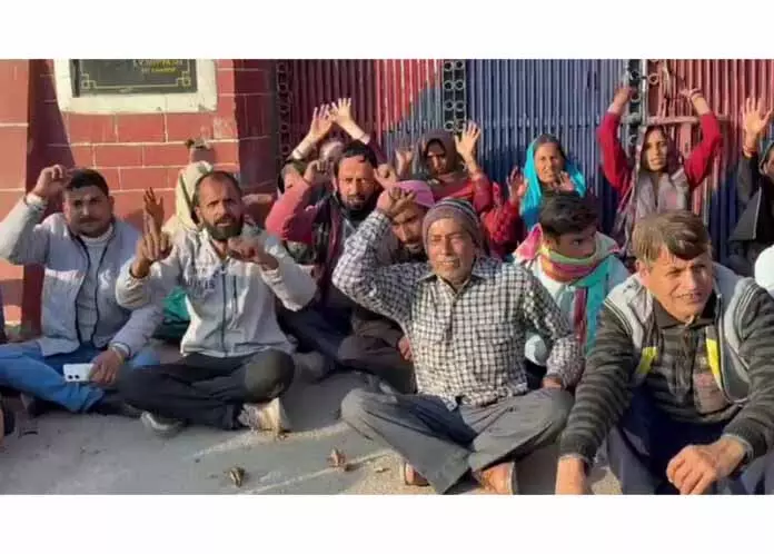 UDHAMPUR: जमीन विवाद में एक व्यक्ति की मौत, परिवार ने विरोध प्रदर्शन किया UDHAMPUR: जमीन विवाद में एक व्यक्ति की मौत, परिवार ने विरोध प्रदर्शन किया