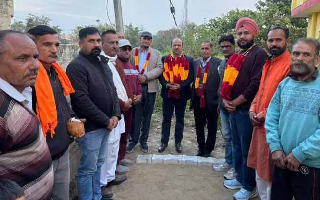 गांव Dabuj Kaka में लेन, नाली का मैनुअल किक स्टार्ट निर्माण शुरू हुआ गांव Dabuj Kaka में लेन, नाली का मैनुअल किक स्टार्ट निर्माण शुरू हुआ