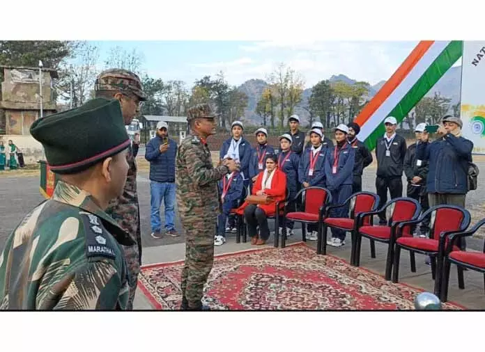 POONCH: सेना ने सीमावर्ती छात्रों को उत्तराखंड के दौरे पर भेजा POONCH: सेना ने सीमावर्ती छात्रों को उत्तराखंड के दौरे पर भेजा