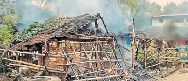 Malkangiri गांव में हिंसा, आगजनी की घटनाएं हुईं। Malkangiri गांव में हिंसा, आगजनी की घटनाएं हुईं।