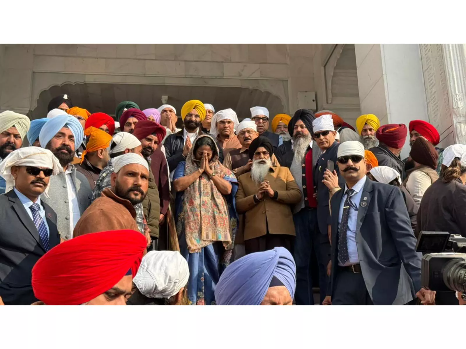 CM रेखा गुप्ता और भाजपा के 6 मंत्री 350वें स्मरणोत्सव पर प्रार्थना करने स्वर्ण मंदिर पहुंचे CM रेखा गुप्ता और भाजपा के 6 मंत्री 350वें स्मरणोत्सव पर प्रार्थना करने स्वर्ण मंदिर पहुंचे
