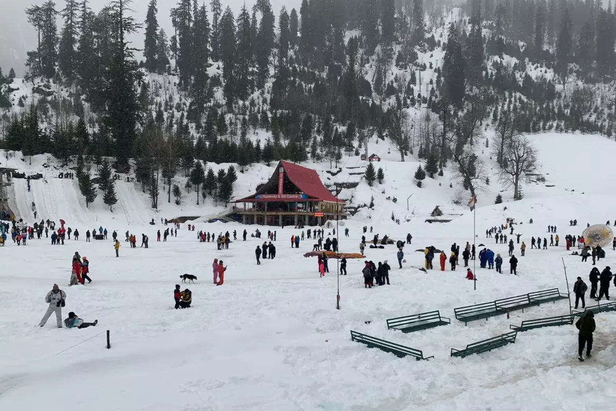 Shimla: बर्फबारी के बाद पहाड़ों पर दृश्य हुआ मनोहारी Shimla: बर्फबारी के बाद पहाड़ों पर दृश्य हुआ मनोहारी