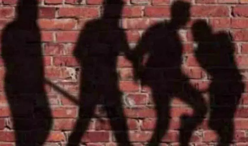 Tamil Nadu में जूनियर छात्रों द्वारा लाठी से पीटे जाने के बाद 12वीं कक्षा के छात्र की मौत Tamil Nadu में जूनियर छात्रों द्वारा लाठी से पीटे जाने के बाद 12वीं कक्षा के छात्र की मौत