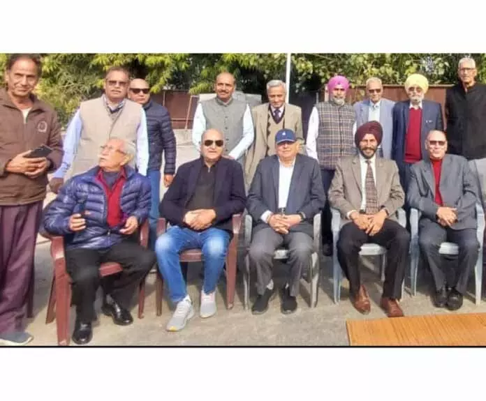 JAMMU: पूर्व पुलिसकर्मियों की लीग ने मासिक बैठक में कल्याण संबंधी मुद्दों पर चर्चा की JAMMU: पूर्व पुलिसकर्मियों की लीग ने मासिक बैठक में कल्याण संबंधी मुद्दों पर चर्चा की