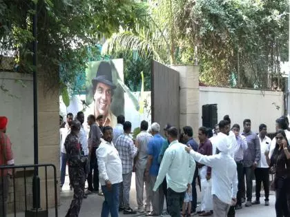 Dharmendra के घर के बाहर फैंस इकट्ठा हुए, दिवंगत एक्टर की 90वीं जयंती मनाई Dharmendra के घर के बाहर फैंस इकट्ठा हुए, दिवंगत एक्टर की 90वीं जयंती मनाई