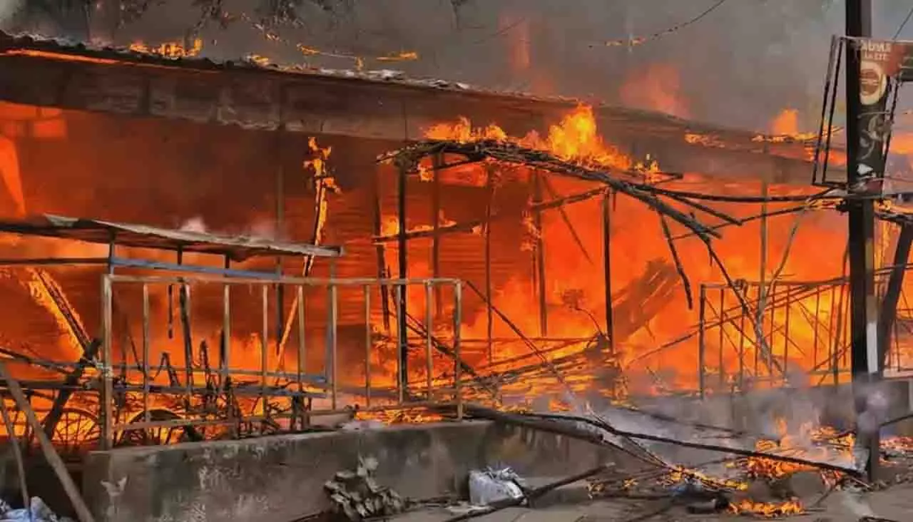 Odisha के फल मार्केट में भीषण आग, 50 से ज़्यादा दुकानें जलकर राख हो गईं Odisha के फल मार्केट में भीषण आग, 50 से ज़्यादा दुकानें जलकर राख हो गईं