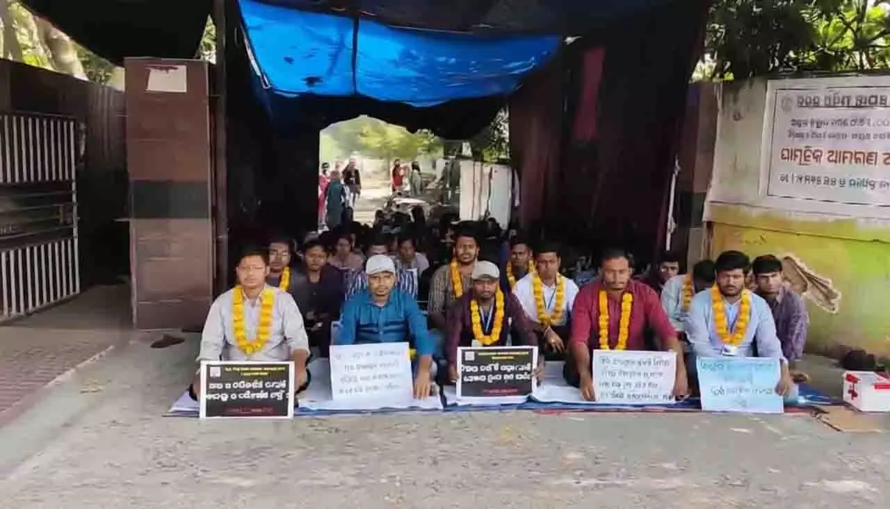 लंबित समस्याओं के समाधान की मांग करते हुए छात्र भूख हड़ताल पर लंबित समस्याओं के समाधान की मांग करते हुए छात्र भूख हड़ताल पर