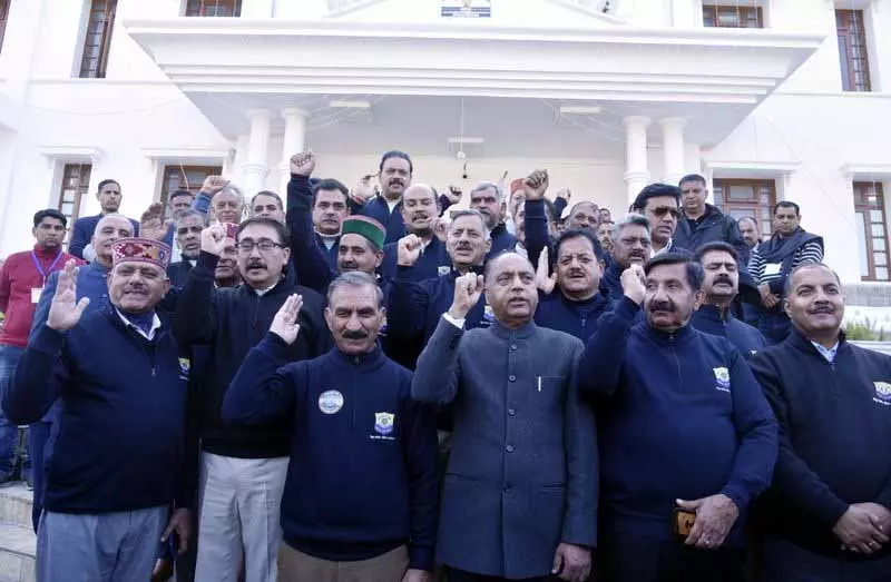 Himachal विधानसभा का शीतकालीन सत्र भारी हंगामे, विरोध प्रदर्शनों और राजनीतिक खींचतान के बीच खत्म Himachal विधानसभा का शीतकालीन सत्र भारी हंगामे, विरोध प्रदर्शनों और राजनीतिक खींचतान के बीच खत्म