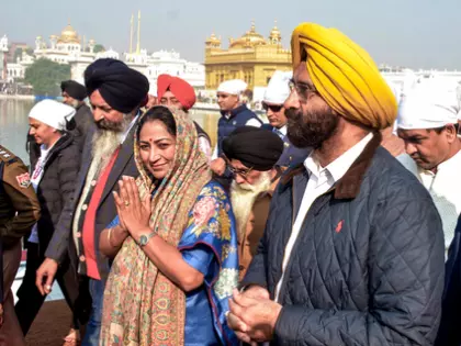 दिल्ली के CM गुप्ता और मंत्रियों ने अमृतसर के स्वर्ण मंदिर में पूजा-अर्चना की दिल्ली के CM गुप्ता और मंत्रियों ने अमृतसर के स्वर्ण मंदिर में पूजा-अर्चना की
