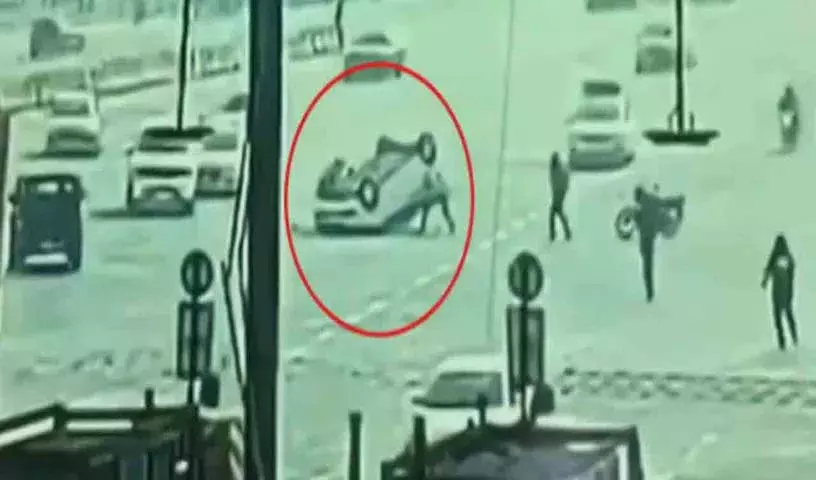 Gurugram में टोल प्लाजा पर थार की टक्कर से कार पलटी, ड्राइवर गिरफ्तार Gurugram में टोल प्लाजा पर थार की टक्कर से कार पलटी, ड्राइवर गिरफ्तार