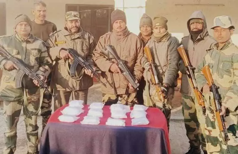 BSF ने पंजाब बॉर्डर पर नशीले पदार्थों की तस्करी की बड़ी कोशिशों को नाकाम किया BSF ने पंजाब बॉर्डर पर नशीले पदार्थों की तस्करी की बड़ी कोशिशों को नाकाम किया