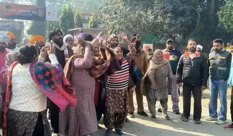 Amritsar: पुलिस हिरासत में युवक की मौत, परिजनों ने विरोध प्रदर्शन किया, गड़बड़ी का आरोप लगाया Amritsar: पुलिस हिरासत में युवक की मौत, परिजनों ने विरोध प्रदर्शन किया, गड़बड़ी का आरोप लगाया