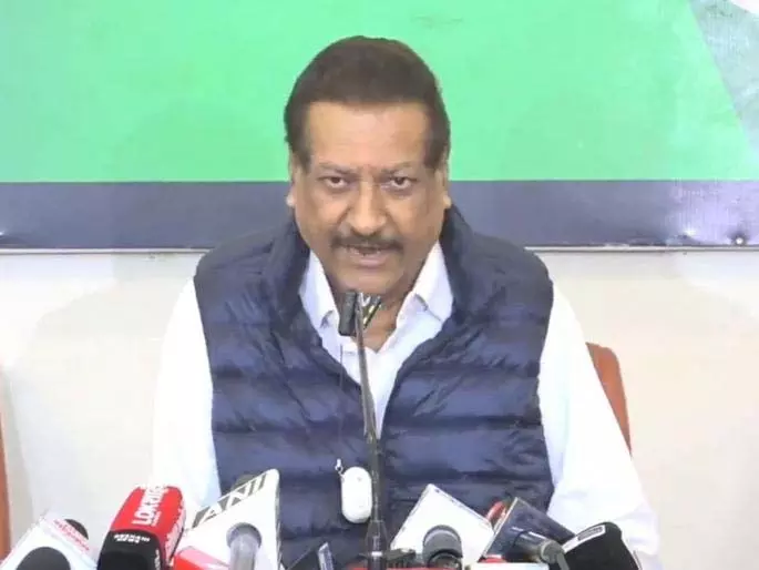 पृथ्वीराज चव्हाण ने IndiGo संकट को लेकर सरकार पर जोरदार हमला किया। पृथ्वीराज चव्हाण ने IndiGo संकट को लेकर सरकार पर जोरदार हमला किया।