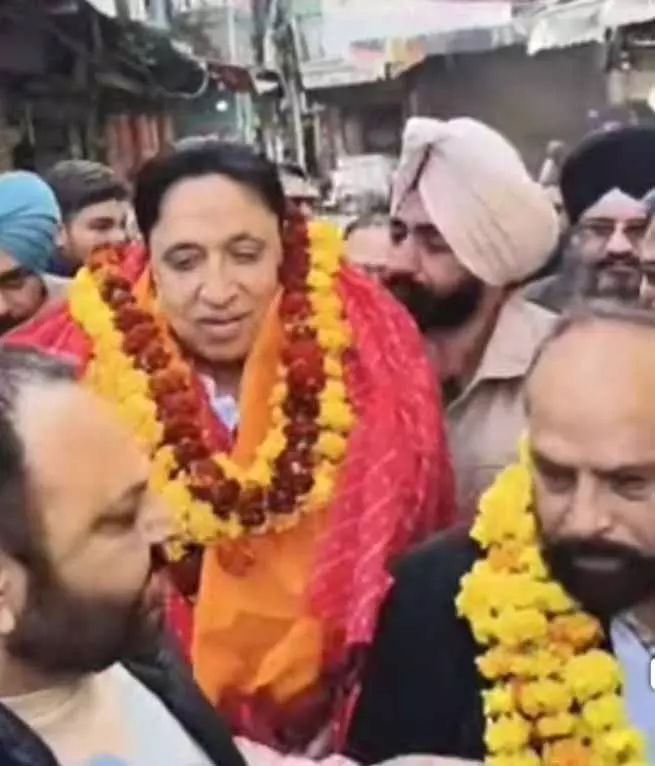 Amritsar: आप विधायक और कांग्रेस पार्षद के पति के बीच सिविल कार्यों को लेकर बहस हुई Amritsar: आप विधायक और कांग्रेस पार्षद के पति के बीच सिविल कार्यों को लेकर बहस हुई