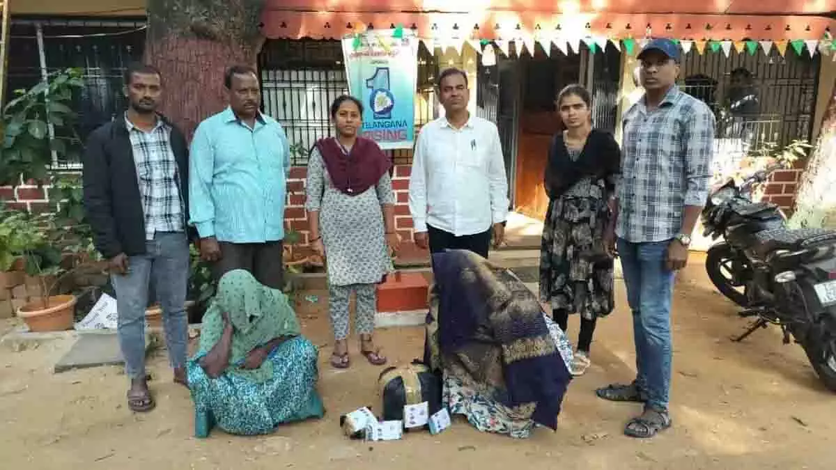 Hyderabad में 2.4 किलो गांजा के साथ दो महिलाएं गिरफ्तार Hyderabad में 2.4 किलो गांजा के साथ दो महिलाएं गिरफ्तार