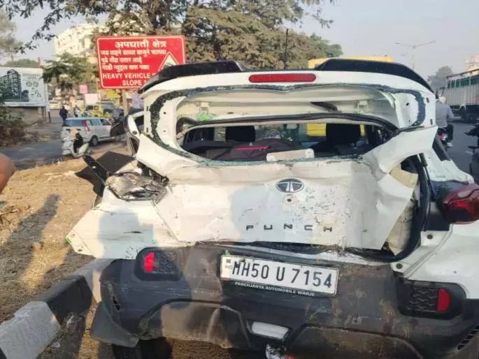 Navale Bridge के ब्लैक स्पॉट पर स्कूल बस ने कार को टक्कर मारी; कार चकनाचूर, 2 लोग घायल। Navale Bridge के ब्लैक स्पॉट पर स्कूल बस ने कार को टक्कर मारी; कार चकनाचूर, 2 लोग घायल।