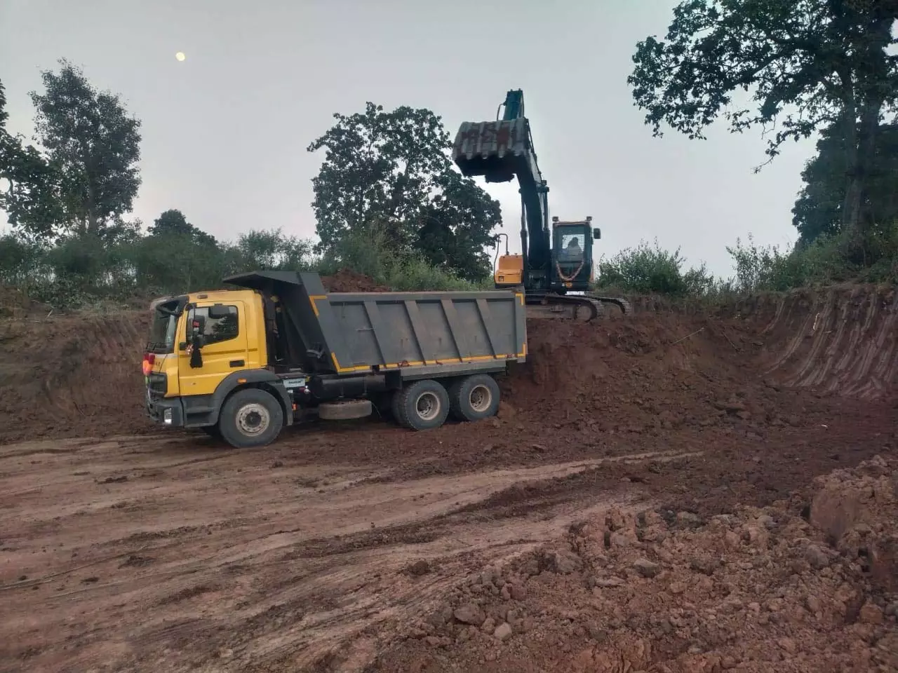 अवैध खनन पर बड़ी कार्रवाई, 4 हाइवा, 4 ट्रैक्टर-ट्रॉली और 1 चैन माउंटेन जब्त अवैध खनन पर बड़ी कार्रवाई, 4 हाइवा, 4 ट्रैक्टर-ट्रॉली और 1 चैन माउंटेन जब्त