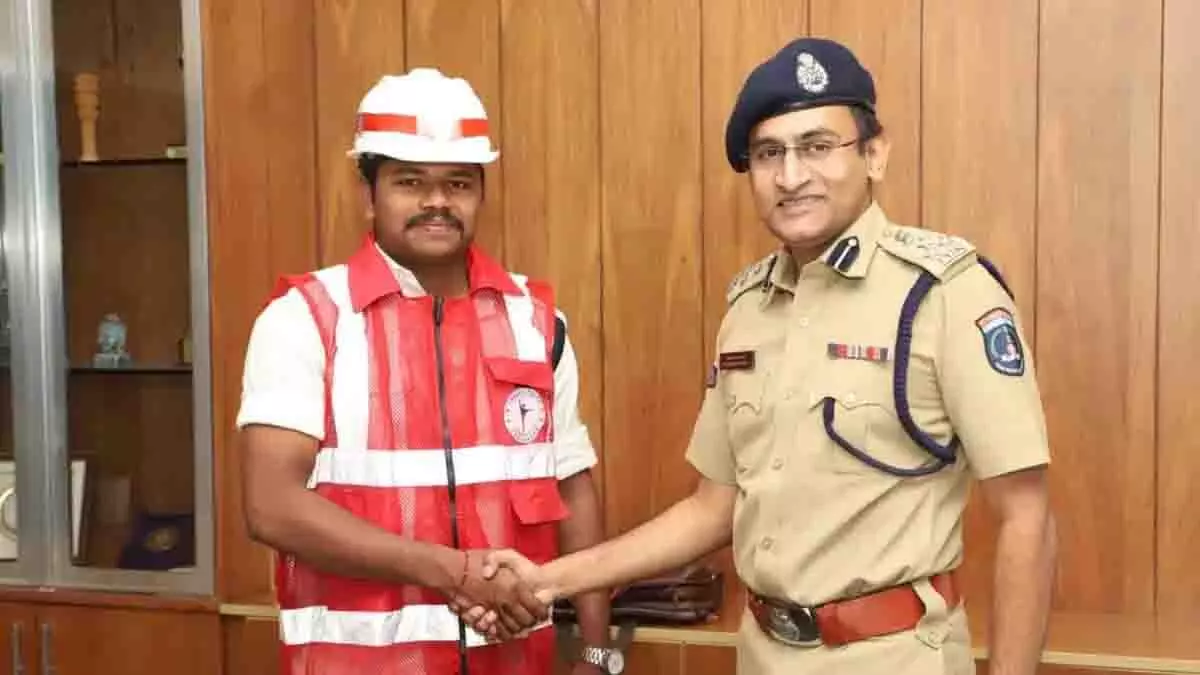 साइबराबाद ट्रैफिक ऑफिसर ने हीटस्ट्रोक से यात्री को बचाया, तारीफ हुई साइबराबाद ट्रैफिक ऑफिसर ने हीटस्ट्रोक से यात्री को बचाया, तारीफ हुई