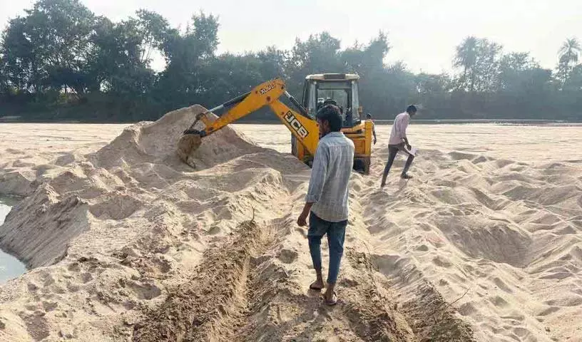 Illegal रेत परिवहन करते अधिकारी पकड़े गए और रिहा कर दिए गए। Illegal रेत परिवहन करते अधिकारी पकड़े गए और रिहा कर दिए गए।
