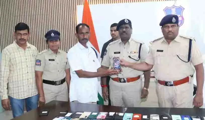 Medak पुलिस ने 110 खोए और चोरी हुए फोन मालिकों को लौटाए Medak पुलिस ने 110 खोए और चोरी हुए फोन मालिकों को लौटाए