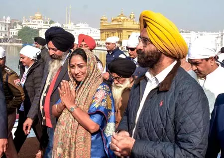 सीएम रेखा गुप्ता ने मंत्रियों संग अमृतसर के स्वर्ण मंदिर में टेका मत्था सीएम रेखा गुप्ता ने मंत्रियों संग अमृतसर के स्वर्ण मंदिर में टेका मत्था