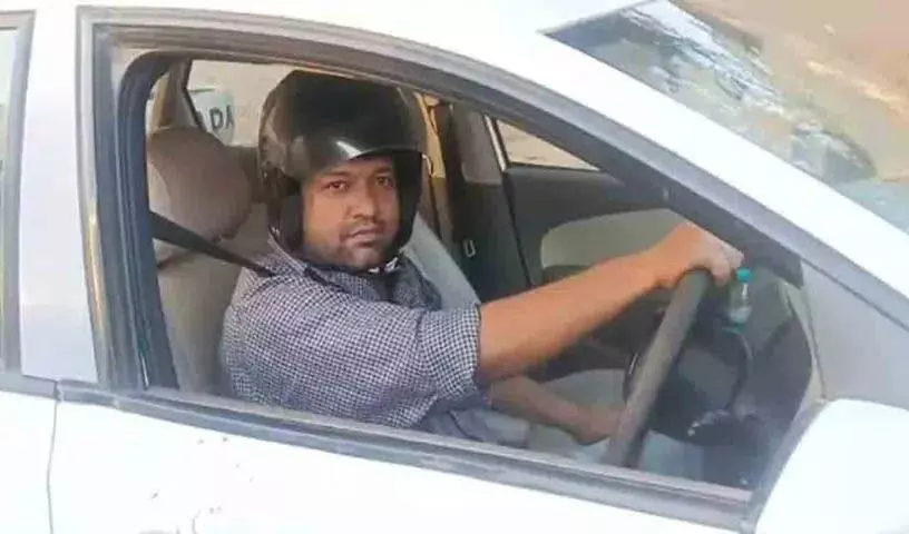 UP में हेलमेट न पहनने पर जुर्माना लगने के बाद आदमी हेलमेट पहनकर कार चला रहा UP में हेलमेट न पहनने पर जुर्माना लगने के बाद आदमी हेलमेट पहनकर कार चला रहा