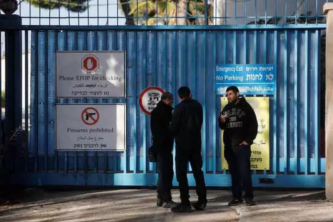 Israel ने पूर्वी यरुशलम में UNRWA कंपाउंड से सामान जब्त किया Israel ने पूर्वी यरुशलम में UNRWA कंपाउंड से सामान जब्त किया