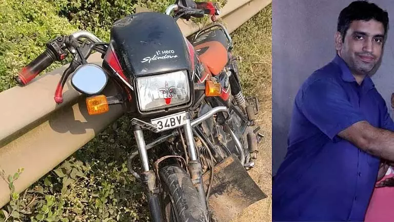 स्कूल जाते समय डंपर की चपेट में आने से Primary Teacher की मौत हो गई। स्कूल जाते समय डंपर की चपेट में आने से Primary Teacher की मौत हो गई।