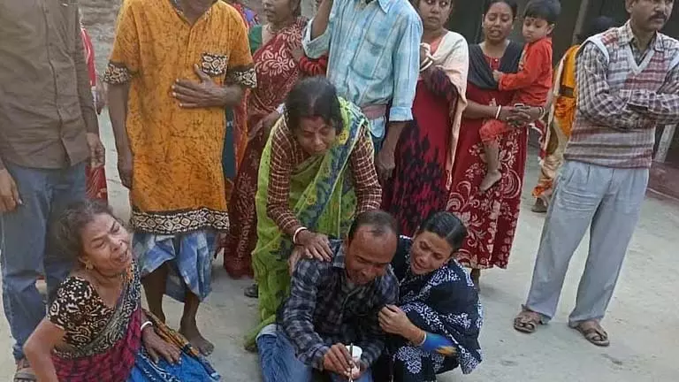 कीड़ों से धान की फसल बर्बाद होने के बाद लोन चुकाने के डर से किसानों ने आत्महत्या की। कीड़ों से धान की फसल बर्बाद होने के बाद लोन चुकाने के डर से किसानों ने आत्महत्या की।