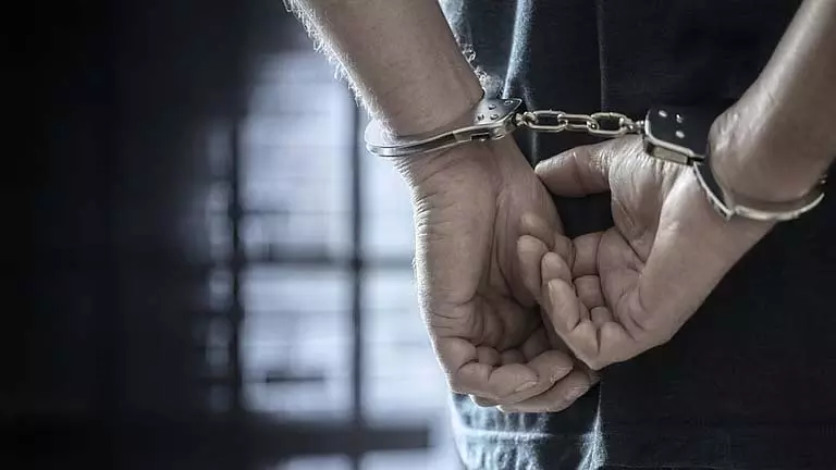 Kharagpur पुलिस ने यूथ एडिटर बोर्ड और हथियार के साथ एक व्यक्ति को गिरफ्तार किया Kharagpur पुलिस ने यूथ एडिटर बोर्ड और हथियार के साथ एक व्यक्ति को गिरफ्तार किया
