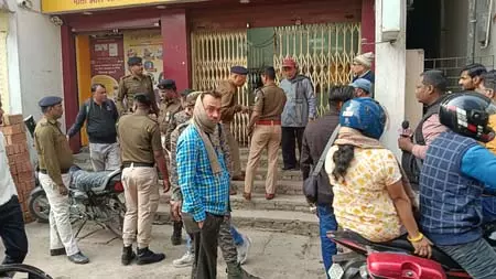 अपराधियों ने बैंक गेट के सामने से पेट्रोल पंप कर्मी से 3.05 लाख रुपए लूटे अपराधियों ने बैंक गेट के सामने से पेट्रोल पंप कर्मी से 3.05 लाख रुपए लूटे