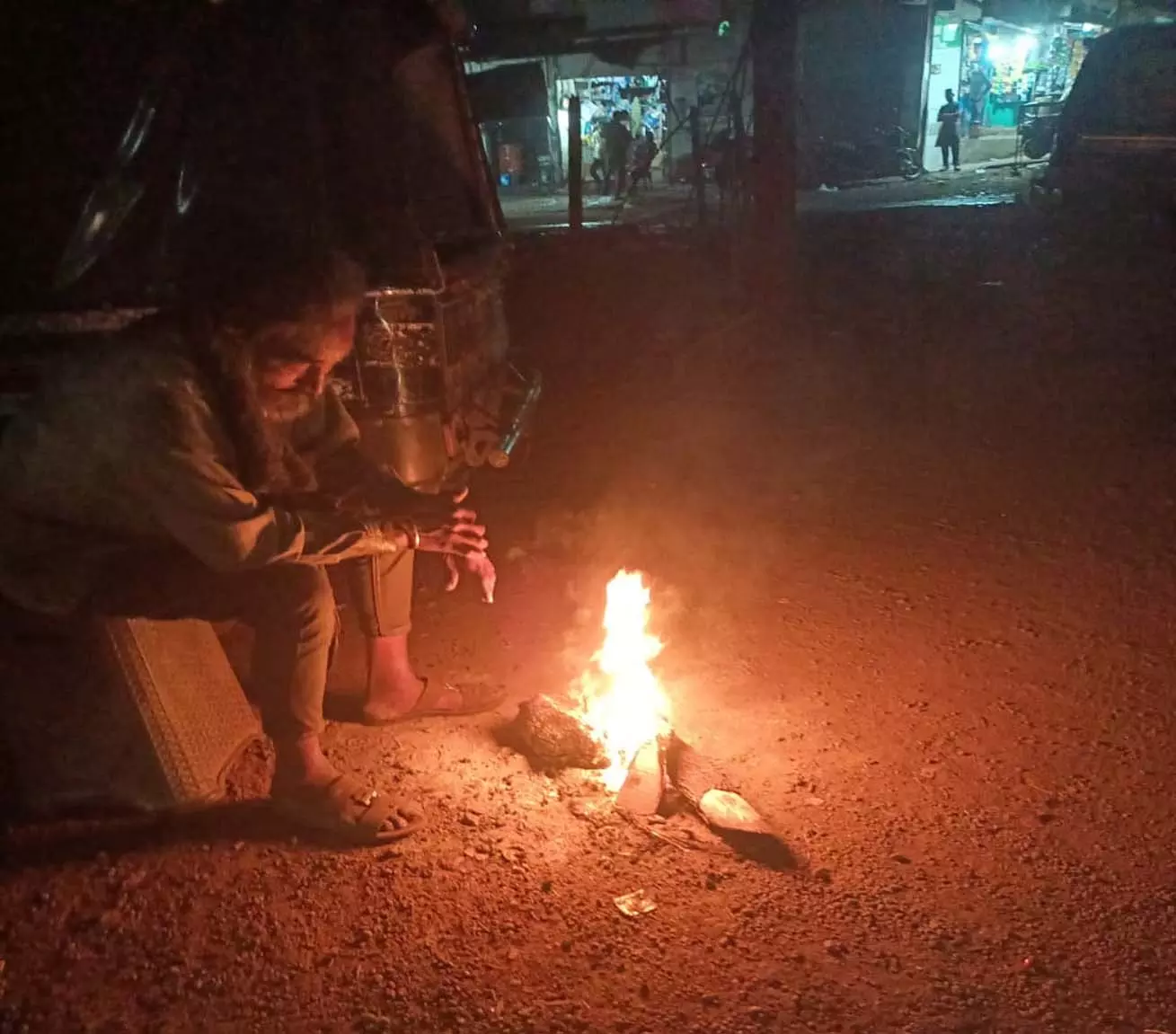 रायपुर नगर निगम की बड़ी पहल, सार्वजनिक स्थलों पर अलाव की दिलाई नियमित व्यवस्था रायपुर नगर निगम की बड़ी पहल, सार्वजनिक स्थलों पर अलाव की दिलाई नियमित व्यवस्था