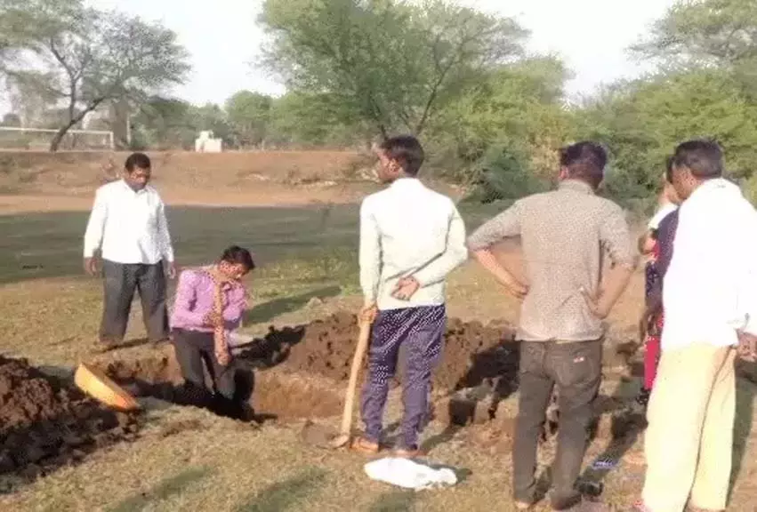 धर्मांतरण विवाद से चार घंटे तनाव, निजी जमीन पर हुआ बुजुर्ग का दफन धर्मांतरण विवाद से चार घंटे तनाव, निजी जमीन पर हुआ बुजुर्ग का दफन