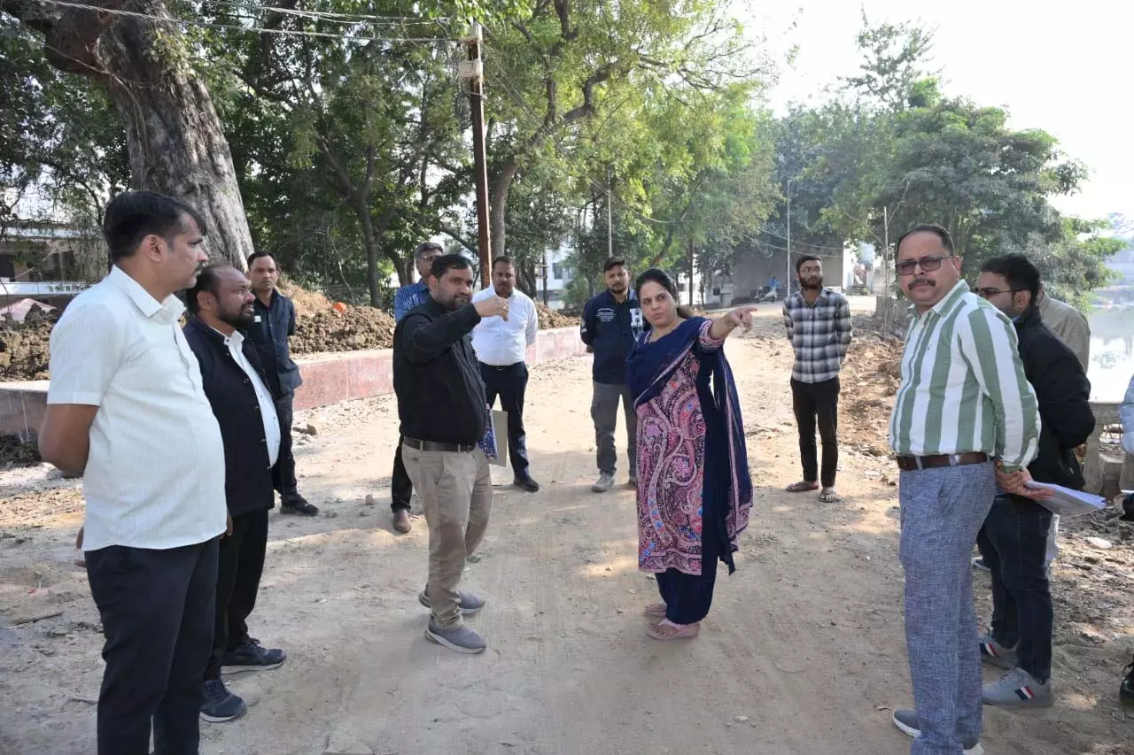स्वामी आत्मानंद सरोवर में धीमी प्रगति को लेकर महापौर ने जताई नाराजगी स्वामी आत्मानंद सरोवर में धीमी प्रगति को लेकर महापौर ने जताई नाराजगी