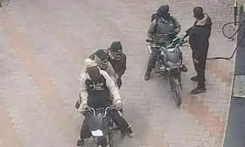 Jalandhar: हथियारबंद लुटेरों ने पेट्रोल पंप पर वारदात को अंजाम देकर फैलाई दहशत Jalandhar: हथियारबंद लुटेरों ने पेट्रोल पंप पर वारदात को अंजाम देकर फैलाई दहशत