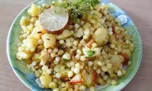 Sabudana Aloo Khichdi : सिर्फ 10 मिनट में बनाएं नॉन-स्टिकी और टेस्टी साबूदाना आलू खिचड़ी Sabudana Aloo Khichdi : सिर्फ 10 मिनट में बनाएं नॉन-स्टिकी और टेस्टी साबूदाना आलू खिचड़ी